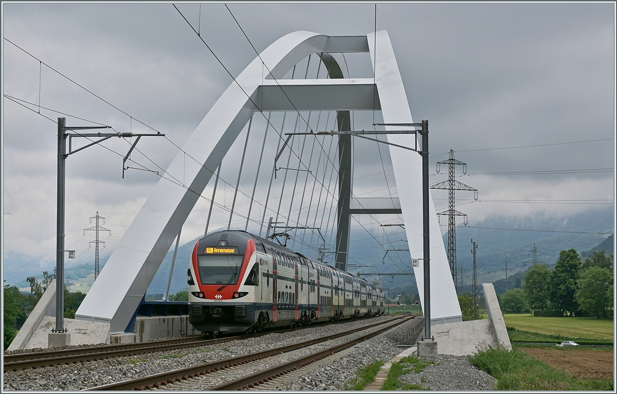 Der SBB RABe 511 119 auf dem Weg nach Annemasse fährt kurz nach dem Start über die neu Rhonebrücke bei Massongex. 

14. Mai 2020
