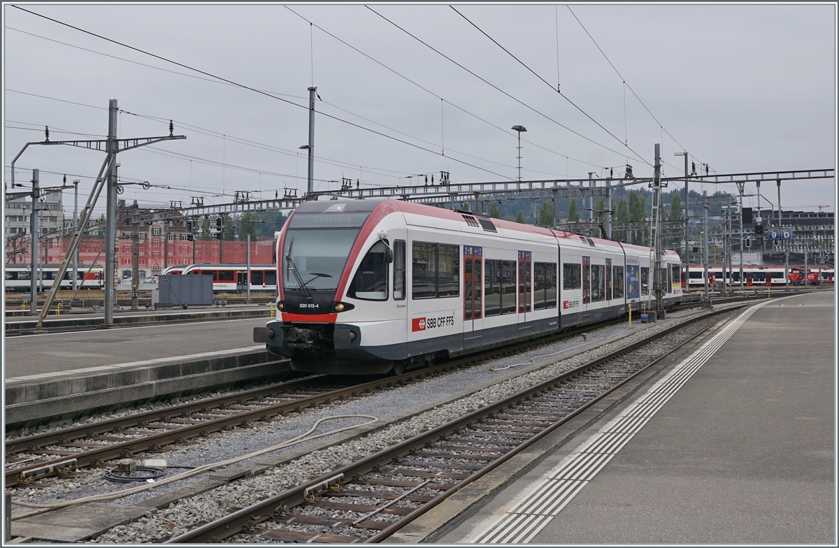 Der SBB RABe 520 015-4 erreicht Luzern und wird später nach Lenzburg zurück fahren.

30. Sept. 2020