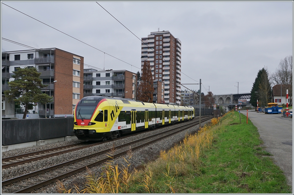 Der SBB RABe 521 117 im Werbeanstrich ist als Regionalzug 7621 von Biel/Bienne nach Solothurn unterwegs und befindet sich hier zwischen Lengnau und Grenchen Süd.

11. November 2020 