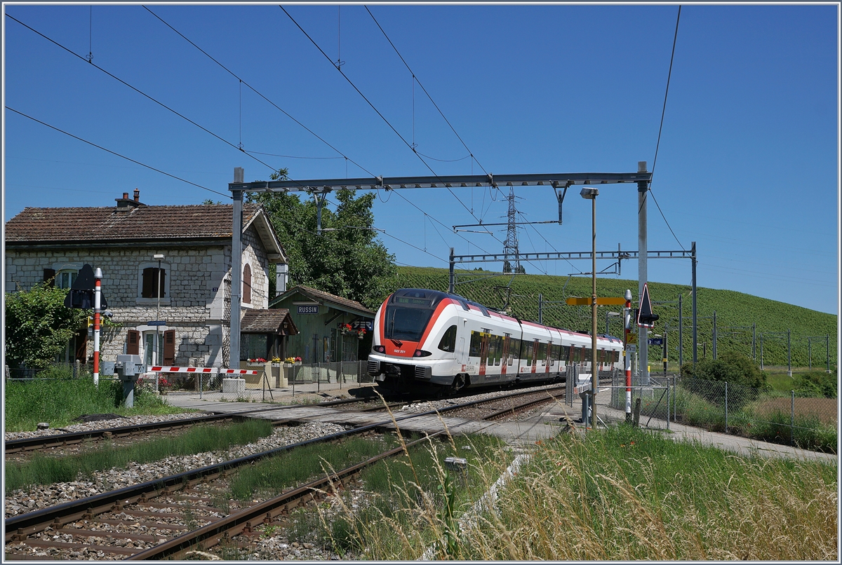 Der SBB RABe 522 201 als Regionalzug nach La Plaine bei Halt in Russin.

19. Juni 2018