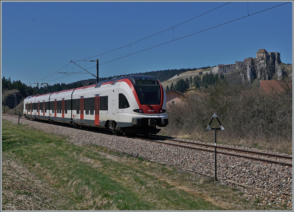 Der SBB RABe 522 207 ist als RE 18124 zwischen Les Verrieres und Pontralier kurz vor La Cluse et Mijoux auf dem Weg von Neuchâtel nach Frasne. Der für Frankreich zugelassen Triebzug fährt hier zwar bereits unter der SNCF Fahrleitung, die jedoch bis nach Pontarlier mit dem SBB üblichen 15000 Volt 16 2/3 Hertz Fahrstrom gespiesen wird. Rechts im Bild ist das Château de Joux zu erkennen. 

16. April 2022