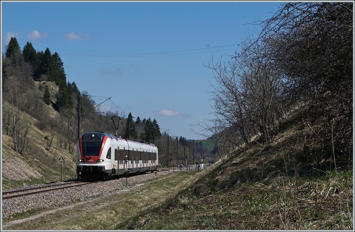 Der SBB RABe 522 207 ist als RE 18124 zwischen Les Verrieres und Pontralier kurz vor La Cluse et Mijoux auf dem Weg von Neuchâtel nach Frasne. Der für Frankreich zugelassen Triebzug fährt hier zwar bereits unter der SNCF Fahrleitung, die jedoch bis nach Pontarlier mit dem SBB üblichen 15000 Volt 16 2/3 Hertz Fahrstrom gespiesen wird. 

16. April 2022