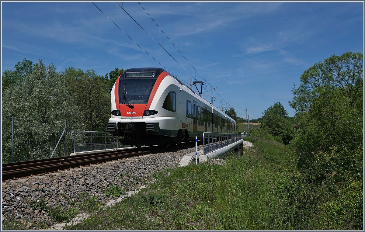 Der SBB RABe 522 209 überquert als RE 18174 die 47 Meter lange Bourbeuse Brücke bei Bourogne und erreicht in wenigen Minuten sein Ziel Meroux TGV.

1. Juni 2019