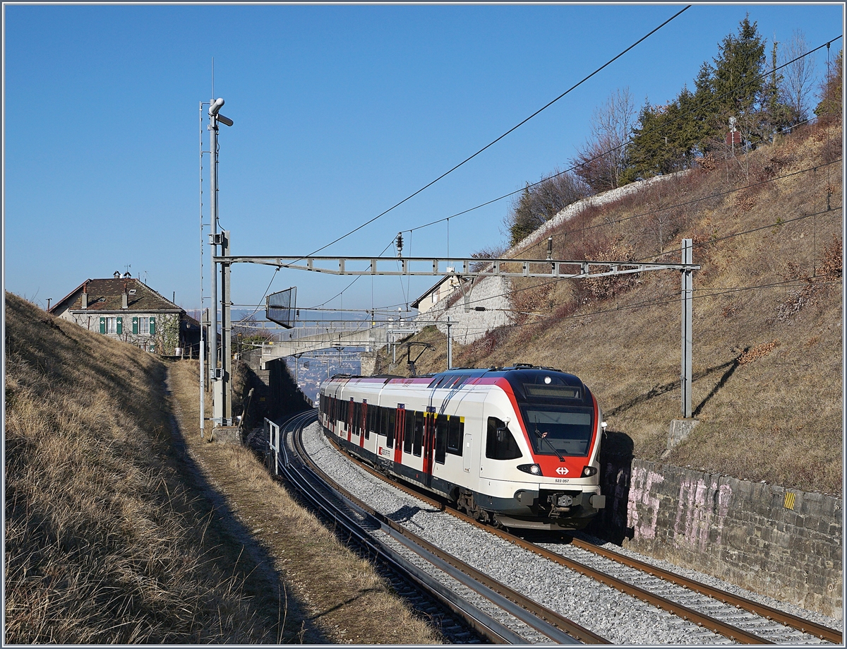 Der SBB RABe 523 057 nach Palézieux zwischen Bossière und Grandvaux.

15. Feb. 2019