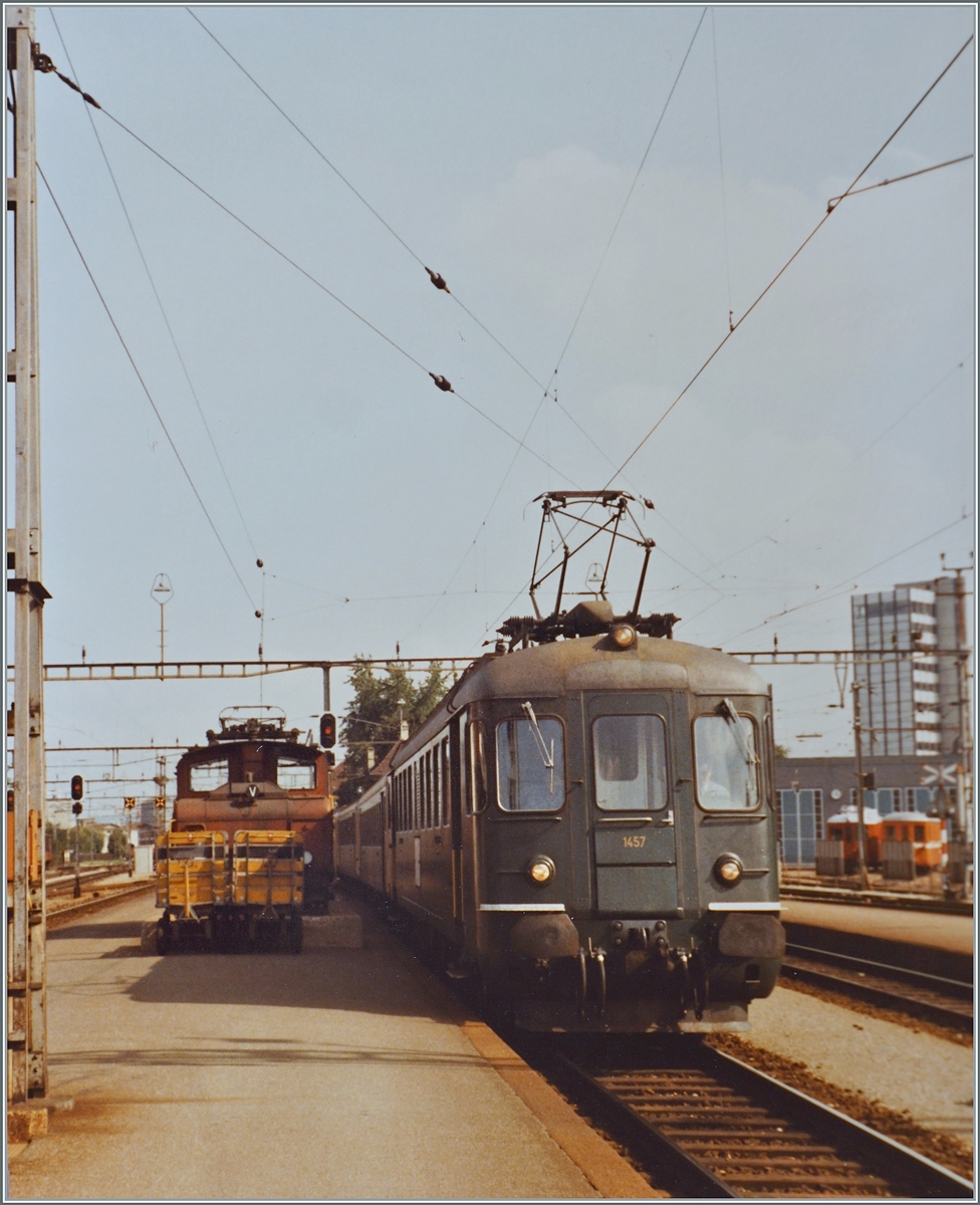 Der SBB RBe 4/4 1457 erreicht mit seinen Regionalzug aus Zürich sein Ziel Aarau. 

Analogbild vom 30. Sept. 1984