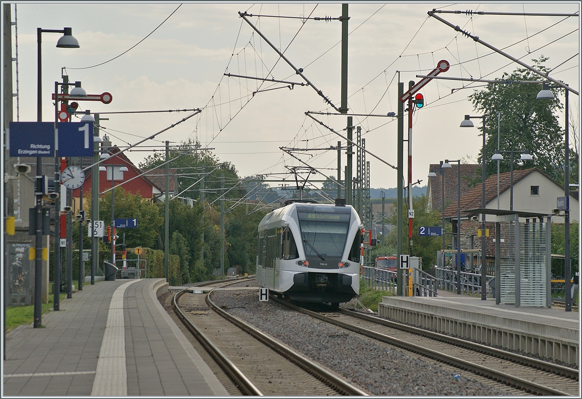 Der SBB /THUBO GTW RABe 526 040-6 auf der Fahrt von Erzingen (Baden) nach Schaffhausen verlässt den Bahnhof Neunkirch. Lichtmässig wäre wohl der Nachmittag für die Formsignale die bessere Wahl, immerhin vershonte mich der bewölkte Himmel von zu viel Gegenlicht. 

6. Sept. 2022 