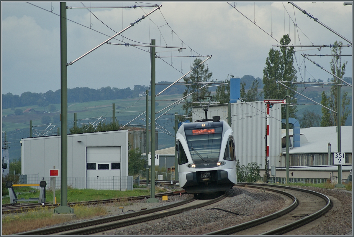 Der SBB /THUBO GTW RABe 526 040-6 afu dem Weg von Erzingen (Baden) nach Schaffhausen erreicht den Bahnhof Neunkirch.

6. Sept. 2022