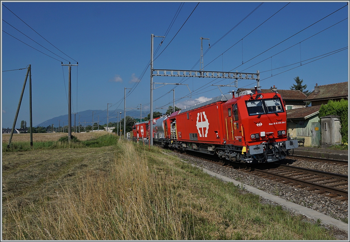 Der SBB Xtmas 99 85 9174 014-2 ist bei Bourdigny auf dem Weg nach La Plaine. 

19. Juli 2021