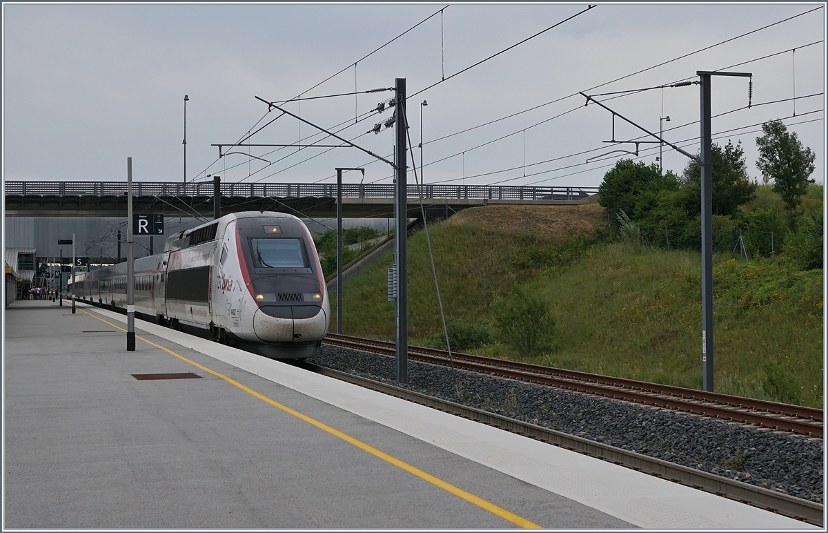 Der schnellste Zug der Welt: Der TGV 4402 erreichte am 3. April 2007 574.8 Km/h pro Stunde- Weltrekord! 

Nun im Planeinsatz bei Lyria, legt der TGV 9206 von Zürich nach Paris auf dem Bahnhof Belfort Montbéliard TGV einen kurzen Halt ein. 

6. Juli 2019