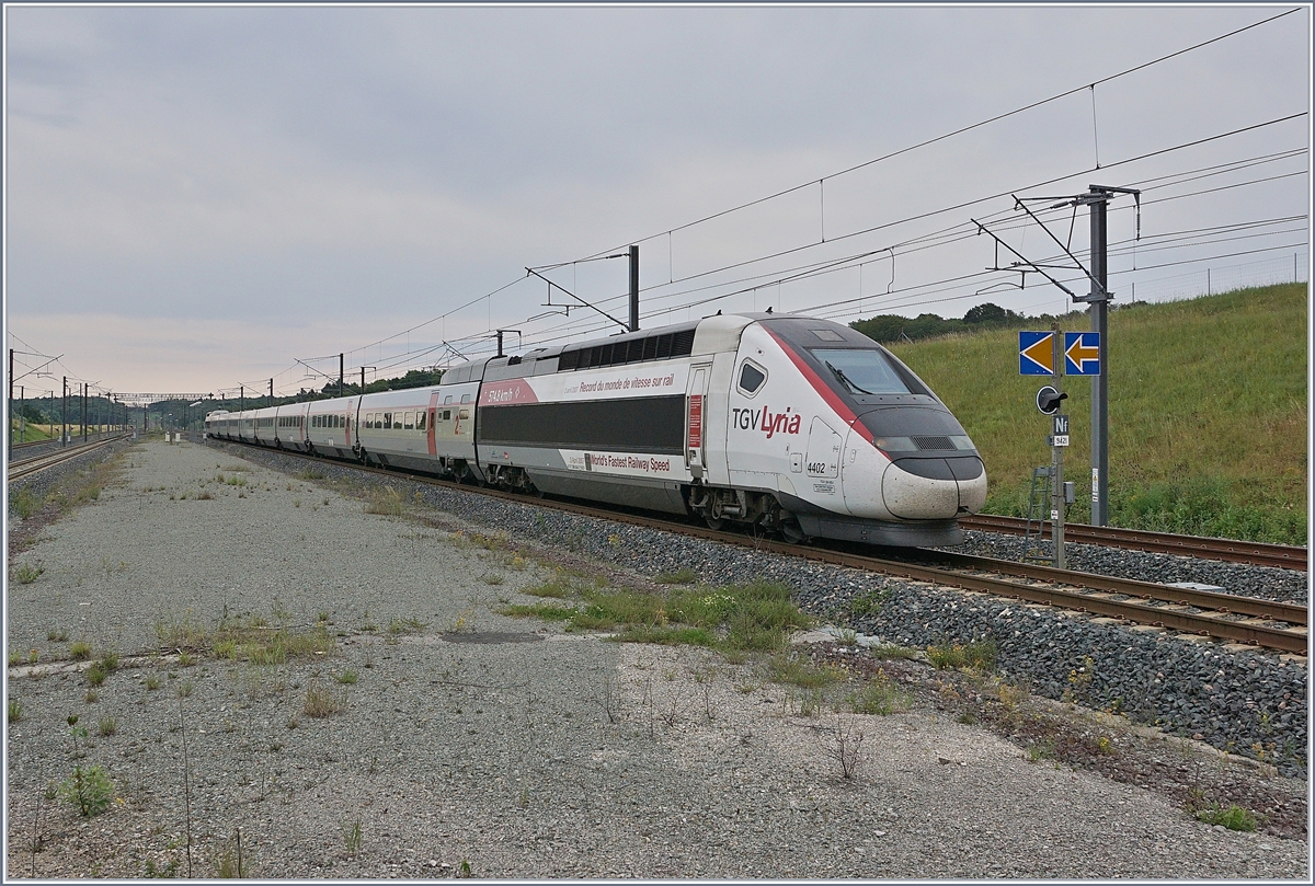 Der schnellste Zug der Welt: Der TGV 4402 erreichte am 3. April 2007 574.8 Km/h pro Stunde- Weltrekord! Hier erreicht der Zug als TGV 9206 von Zürich nach Paris den Bahnhof Belfort Montbéliard TGV. 

6. Juli 2019