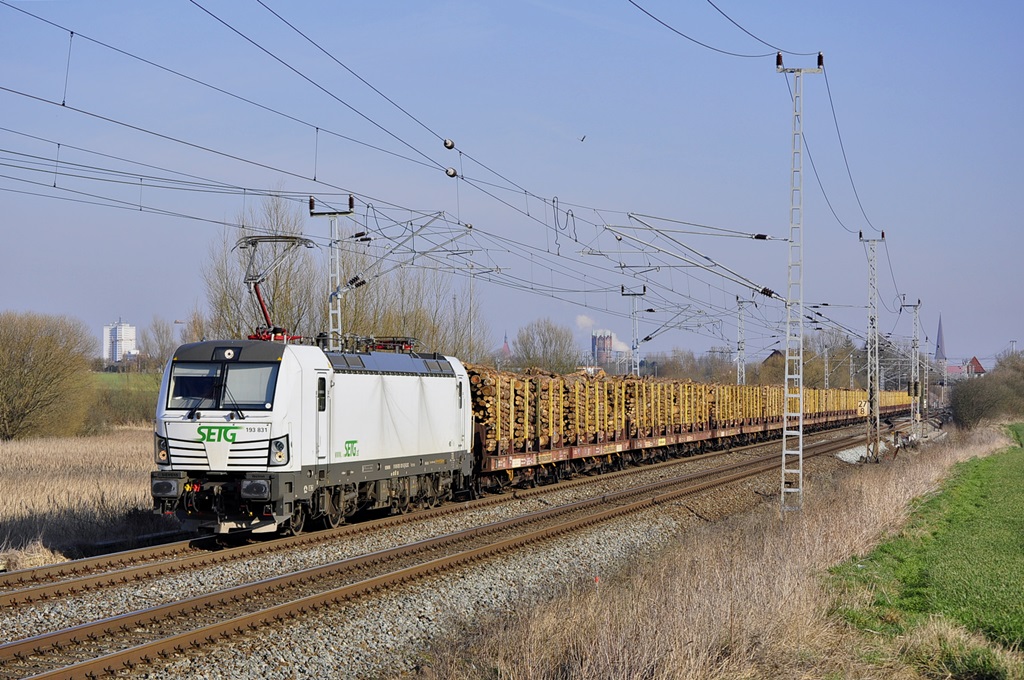 Der SETG-Vectron 193 831 bringt am 18.03.2015 einen Holzzug nach NIedergörne.Hier in Sildemow.