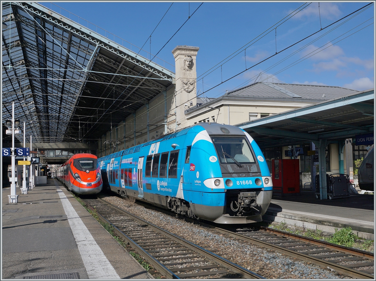 Der SNCF B 81668 verlässt als TER Lyon Perrache, während der FS Treniatlia ETR 400 031 als FR 6654 auf die Rückfahrt nach Paris Gare de Lyon wartet. 

13. März 2024