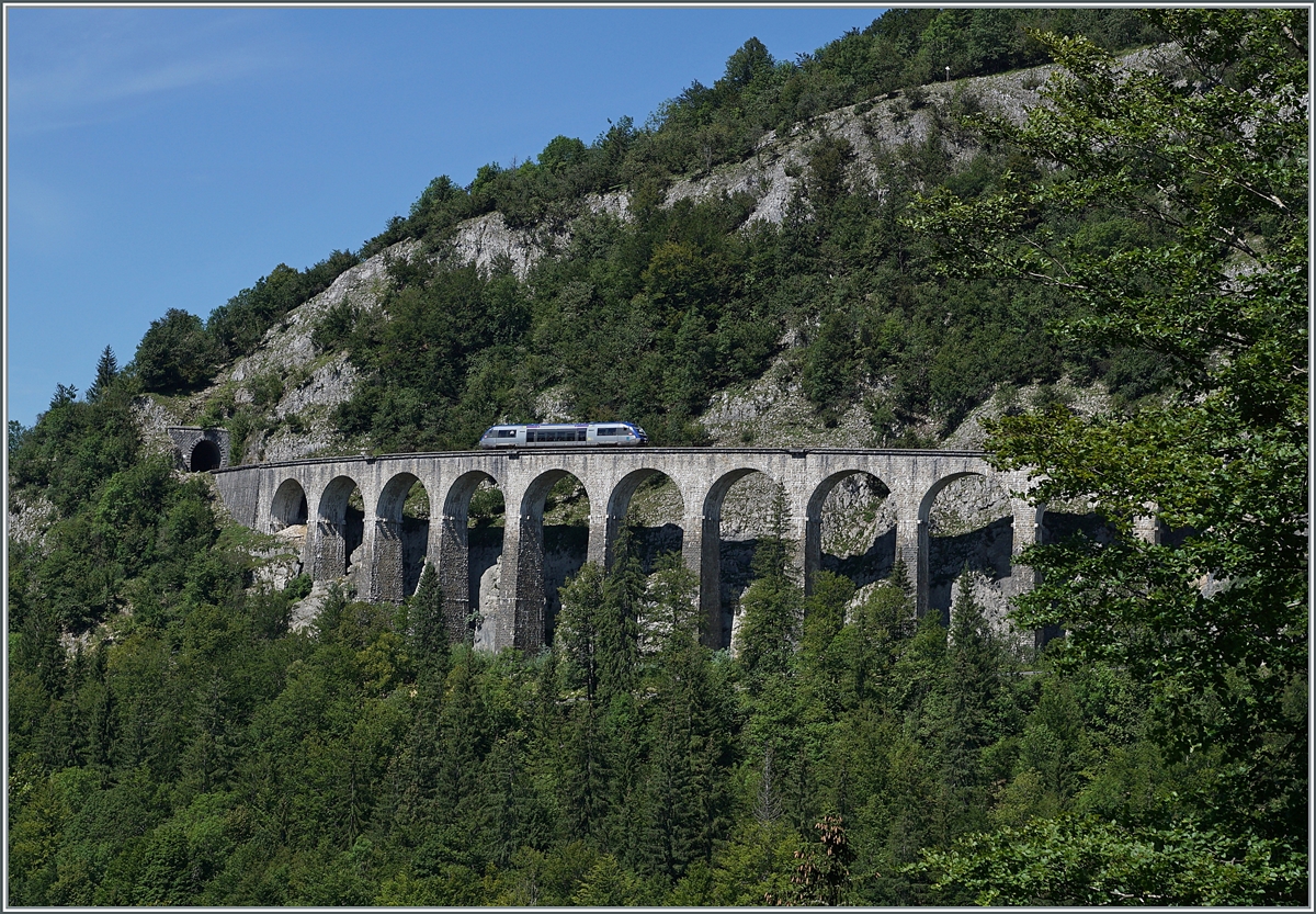 Der SNCF X 73657 ist als als TER 895511 von Dole nach St-Claude unterwegs und fährt auf dem Weg nach Morez über den aus zehn Bogen bestehenden und in einer langen Kurve liegenden 165 Meter langen Viaduc des Crottes. Da die Gegend stark bewaldet ist, war es nicht einfach eine geeignete Fotostelle zu finden. Doch die Streckenführung ist so faszinierend, dass ich mich schon jetzt auf eine weiteren Besuch freue und auch schon Ansätze für das Auffinden weiterer Fotostellen habe.

10. August 2021