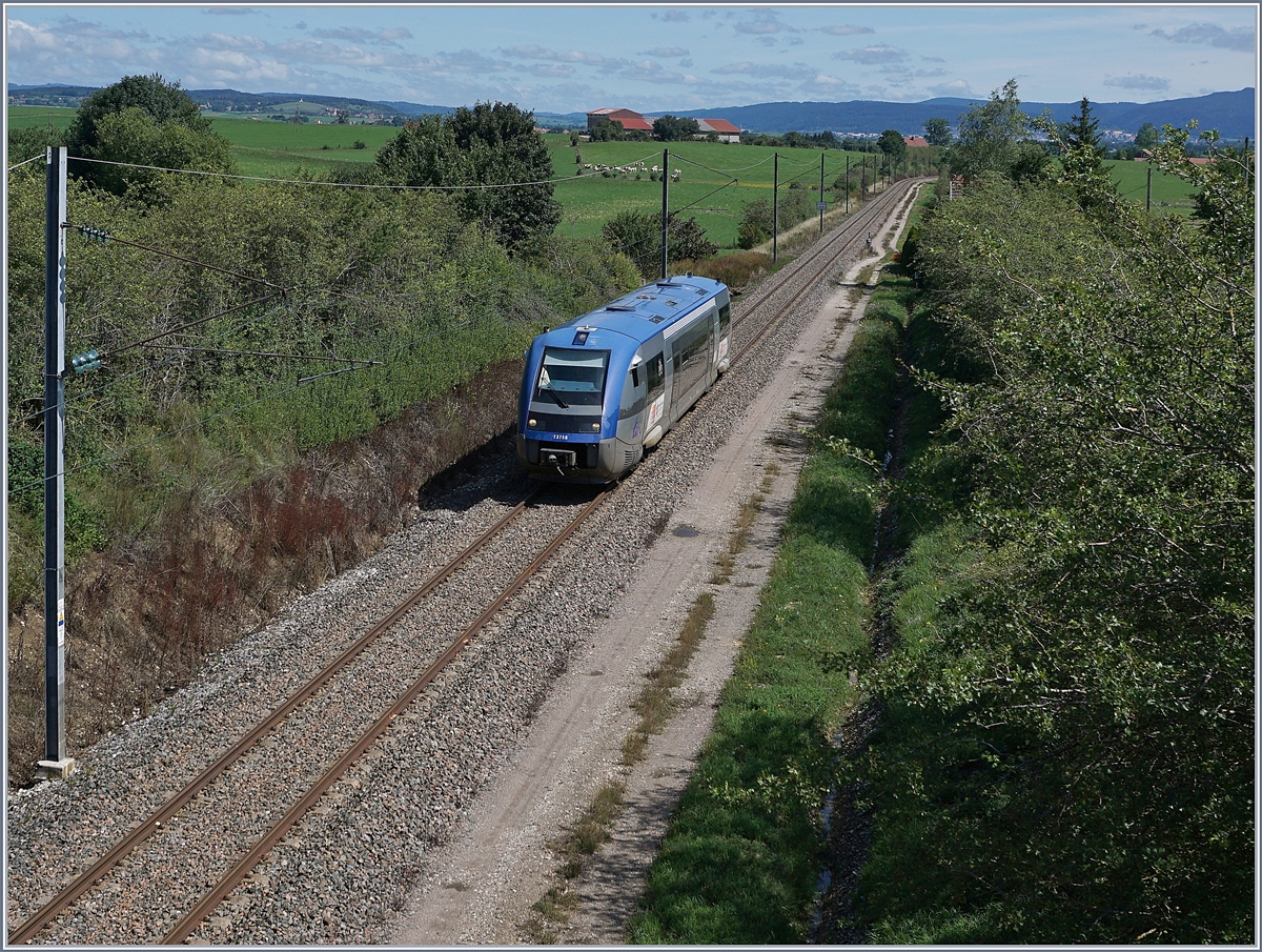 Der SNCF X 73758 kam als TER 895715 von Dole-Ville (ab 11:16) nach Pontarlier (an 12:34) und fährt nun als Leermaterialzug Richtung Frasne zurück. Das Bild entstand auf der Brücke der D 393 kurz nach La Rivière-Drugeon. 
21. August 2019