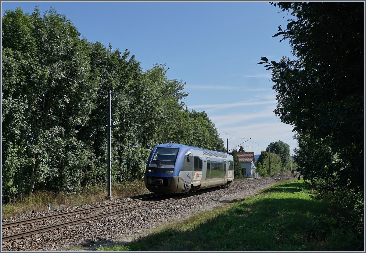 Der SNCF X 73767 erreicht als TER 895714 auf seiner Fahrt nach Dole-Ville  den Halt La Rivière. 

21. Aug. 2019