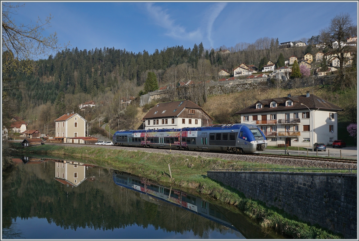 Der SNCF X 76679/680 verlässt als TER 18108 von La Chaux de Fonds nach Besançon den Ort Morteau. 

16. April 2022