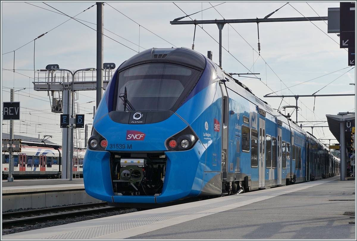 Der SNCF Z 31539 (Coradia Polyvalent régional tricourant) in in blauer Farbgebung von Coppet nach Evian les Bains beim Halt in Annemasse. 

28. Juni 2021
