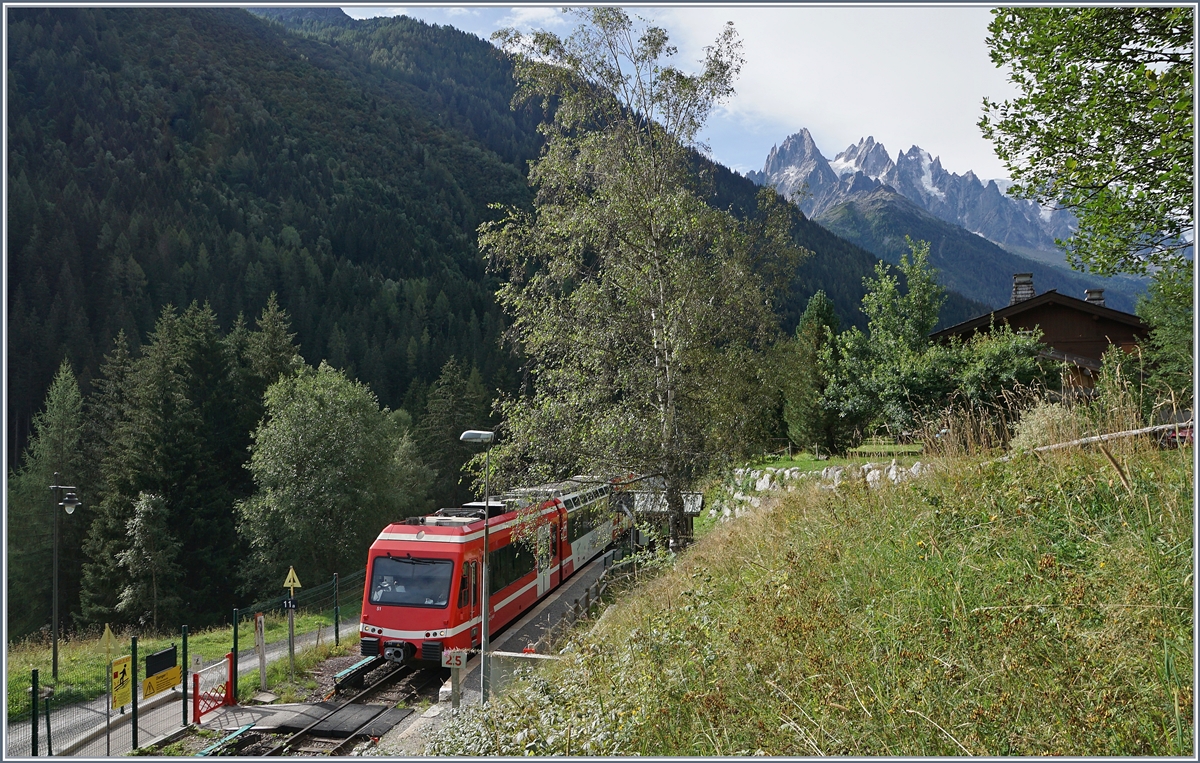 Der SNCF Z 850 52 ((94 87 0001 852-6 F-SNCF) in der La Joux Station, bzw. Haltestelle mit Bedarfshalt. Der Zug ist auf dem Weg nach Vallorcine. Im Hintergrund die felsigen Vorposten des Mont Blanc Massiv mit dem Aiguille du Midi.

25. August 2020