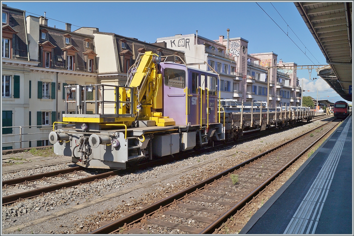 Der ST (Sursee Triengen) Tm III 9456 (94 85 5232 456-4 CH-ST) mit einem Bauzug in Lausanne auf dem zurück gebautem Gleis 9.

2. Juli 2021