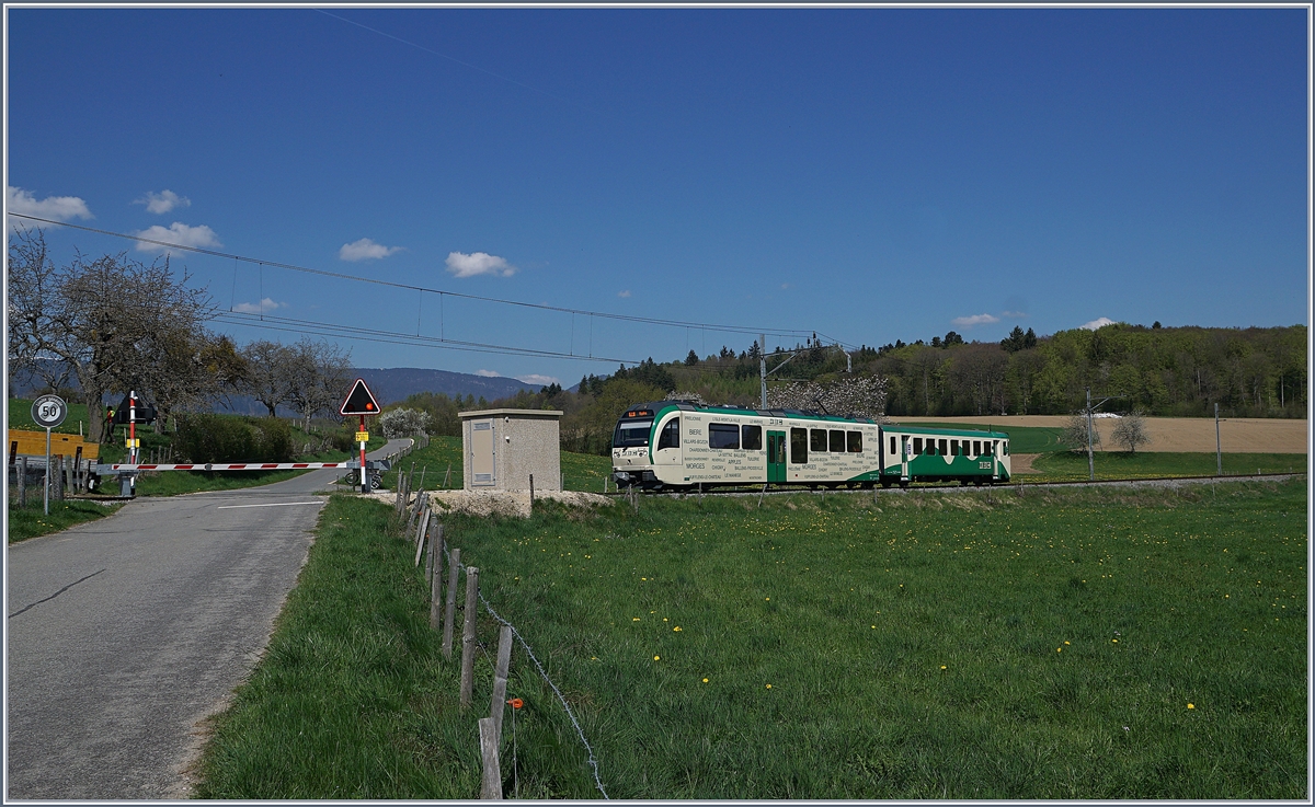 Der Stadler SURF Be 4/4 35 der BAM MBC erreicht mit seine Bt in wenigen Minuten sein Ziel Apples. 
19. April 2018