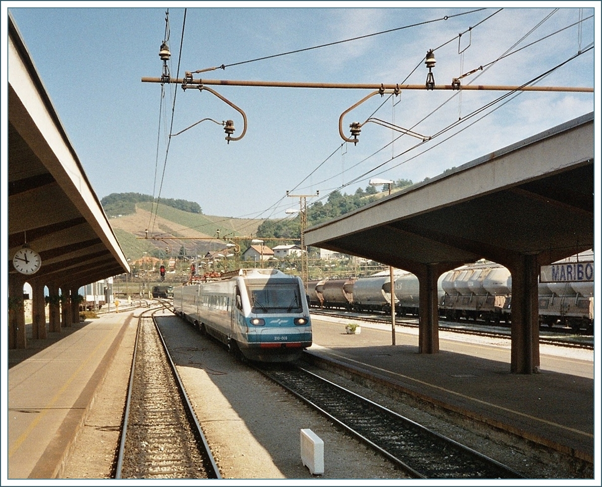 Der SZ Pendolino 310 steht in Maribor. 

Analogbild vom Juni 2004