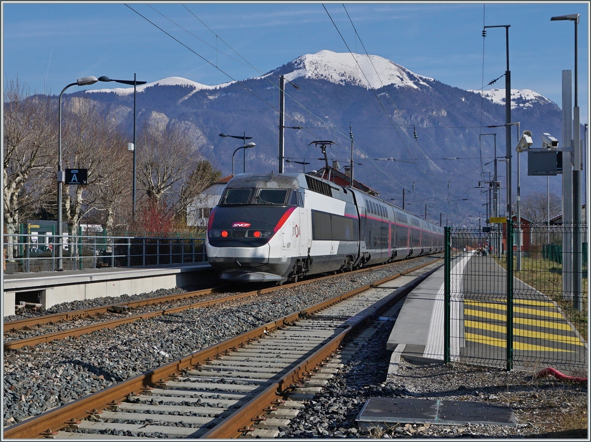 Der TGV 6467 von Paris (ab 6:26) nach St-Gervais-les Bains-Le Fayet (an 12:01) besteht aus aus dem Duplex Réseau N° 609 und fährt ohne Halt durch den kleinen Bahnhof von St-Pierre-en Faucigny. 

12. Februar 2022