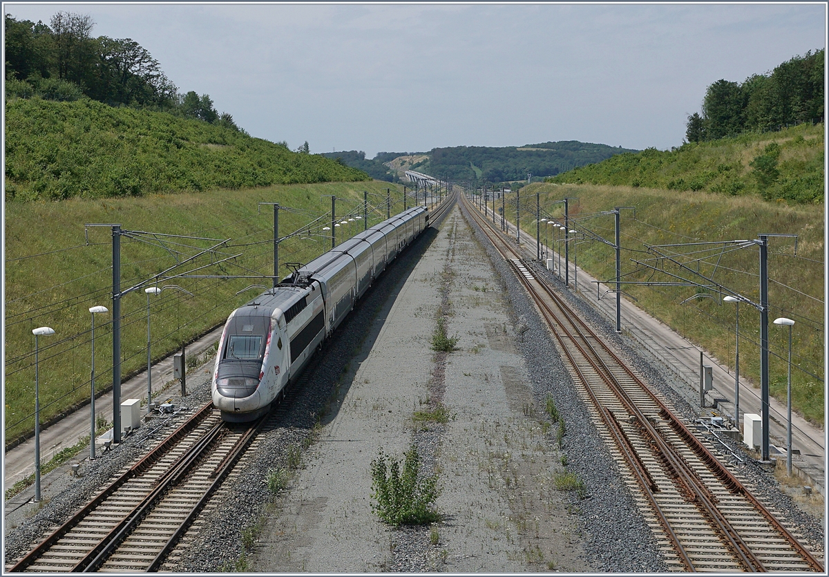 Der TGV 6704 von Mulhouse nach Paris verlässt den Bahnhof Belfort Montbéliard TGV.

6. Juli 2019