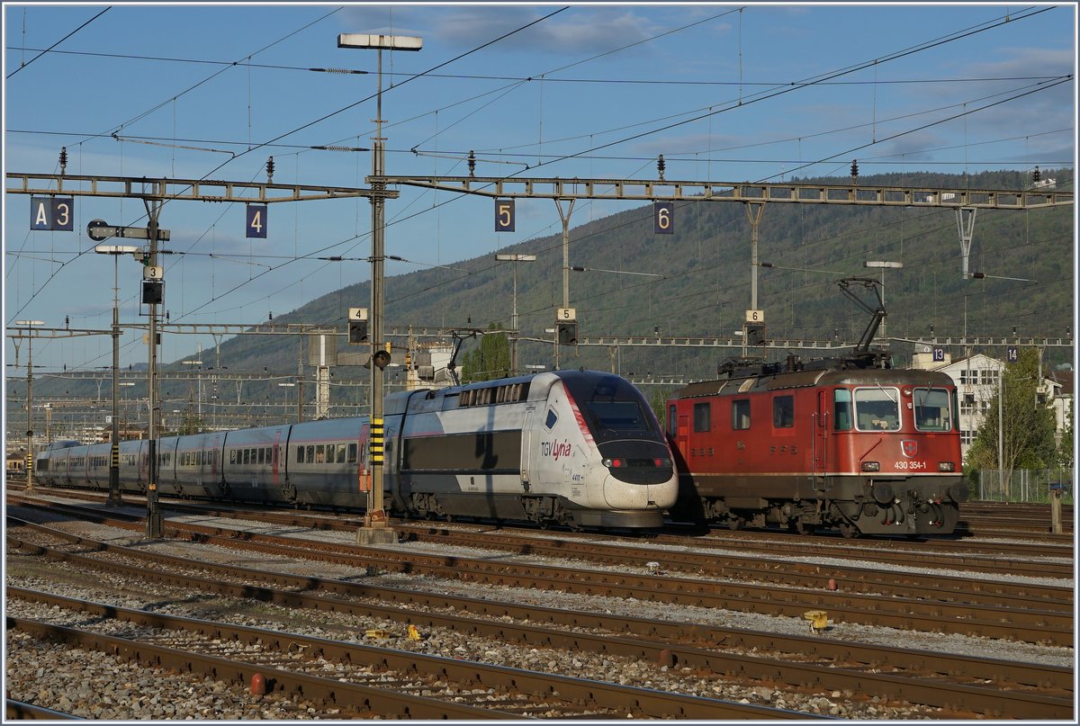 Der TGV Lyria 4411 im Rangierbahnhof von Biel. Zur Zeit verweilt der Zug jeweils zwischne der Hin- und Rückfaht von Paris nach Bern während der Nacht im Rangierbahnhof von Biel, wo auch noch die. letzten Semaphor Signale im Regelbetrieb in der Schweiz zu finden sind.

24. April 2019