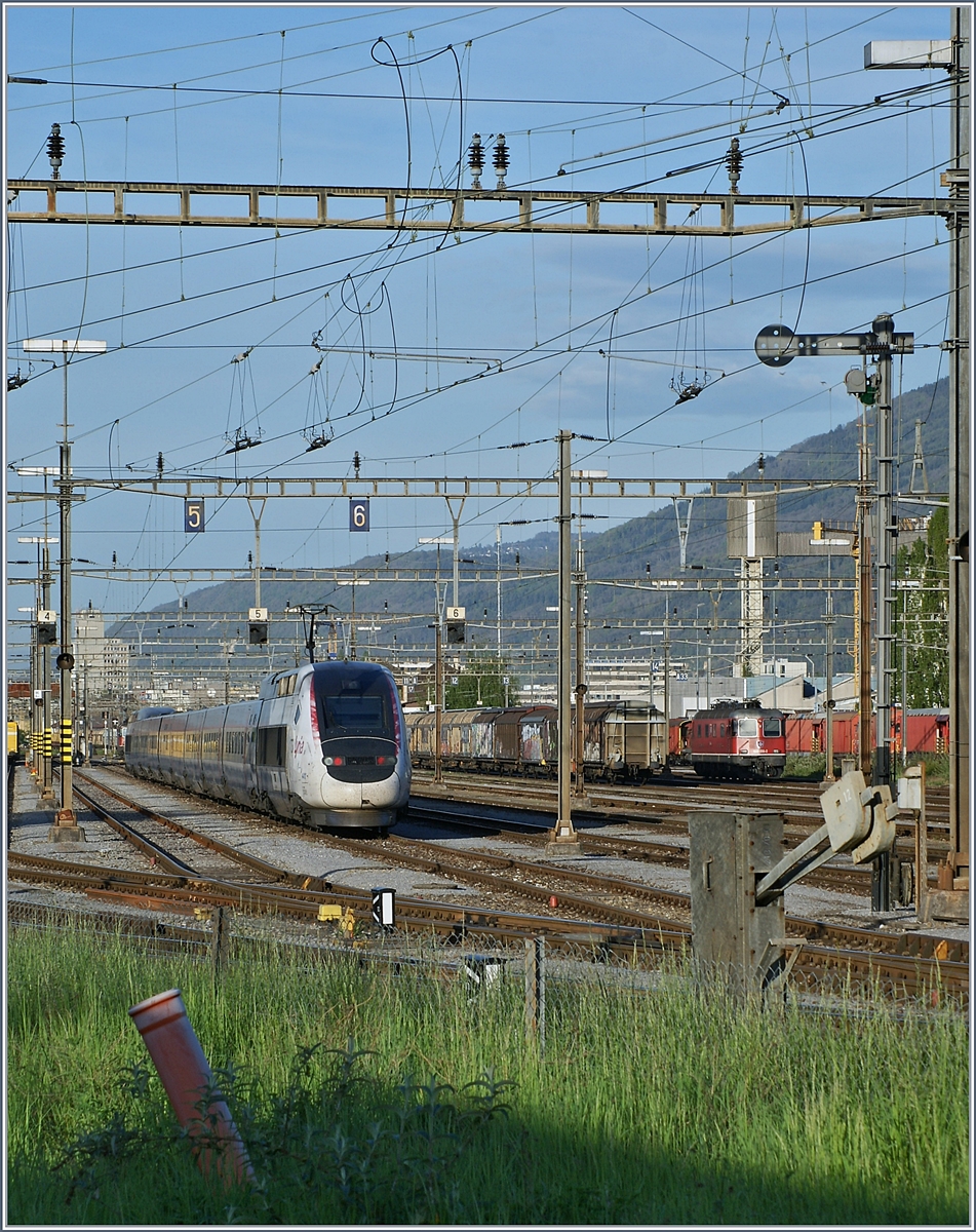 Der TGV Lyria 4411 im Rangierbahnhof von Biel. Zur Zeit verweilt der Zug jeweils zwischne der Hin- und Rückfaht von Paris nach Bern während der Nacht im Rangierbahnhof von Biel, wo auch noch die. letzten Semaphor Signale im Regelbetrieb in der Schweiz zu finden sind. 24. April 2019