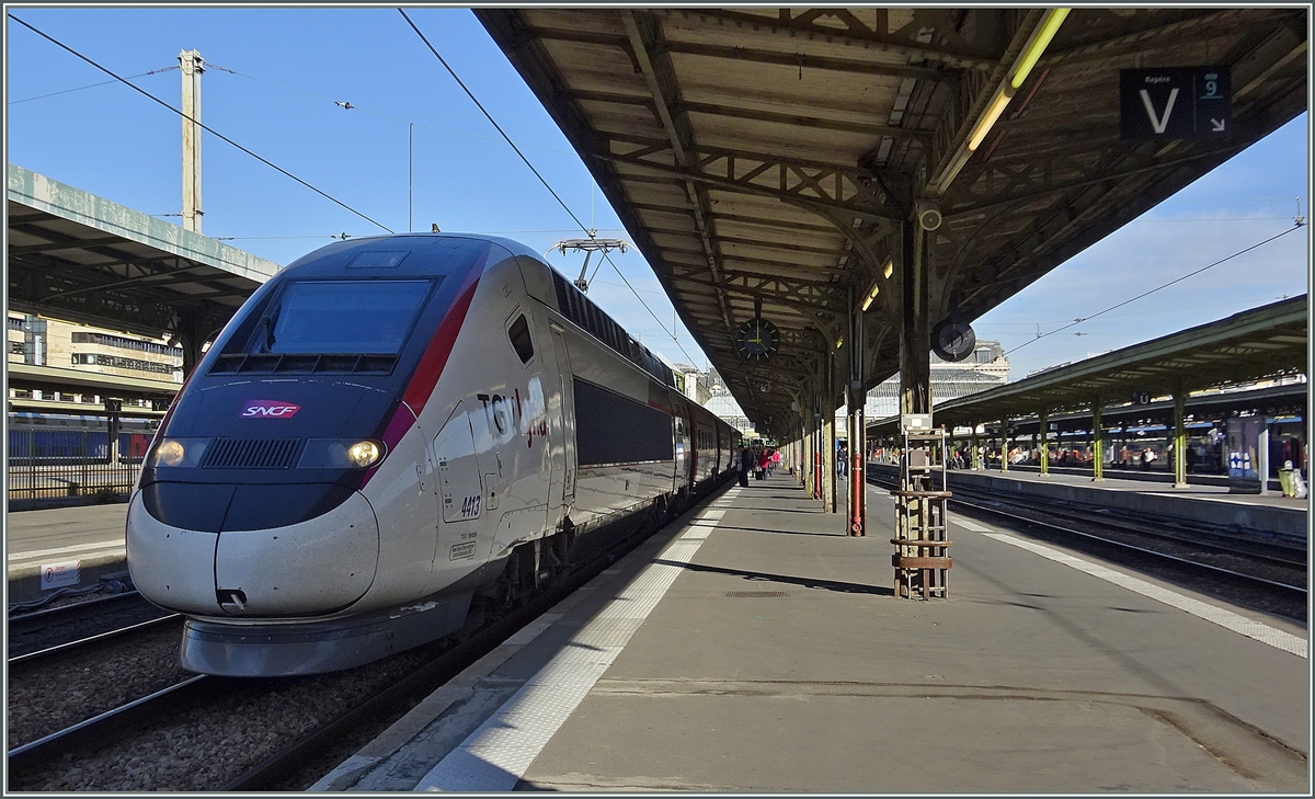 Der TGV Lyria 4413 wartet in Paris Gare de Lyon auf die Abfahrt nach