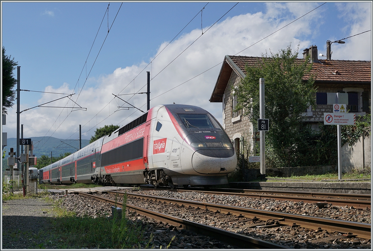 Der TGV LYRIA 4717 von Paris nach Genève bei der Durchfahrt in Pougny-Chancy und ist somit noch etwa 5 Kilometer von La Plaine und somit dem SBB Netz entfernt.
Wie der Bahnhofsname schon sagt,  teilen  sich die beiden Orte Pougny und Chancy die Haltestelle, wobei Chancy als westlichster Ort in der Schweiz nur etwa 500 Meter von hier entfernt ist.

16. August 2021
