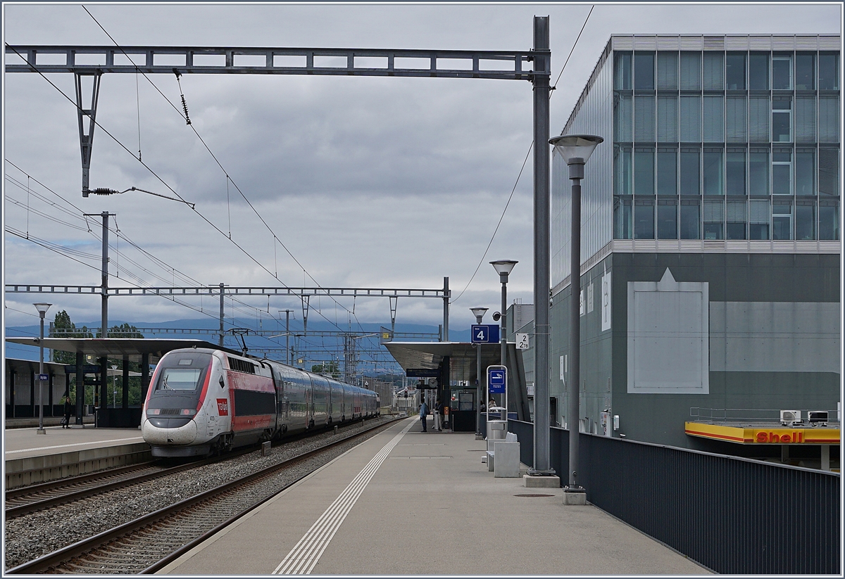 Der TGV Lyria 4723 auf dem Weg nach Paris Gare de Lyon bei der Durchfahrt in Prilly-Malley. 

17. Juli 2020
