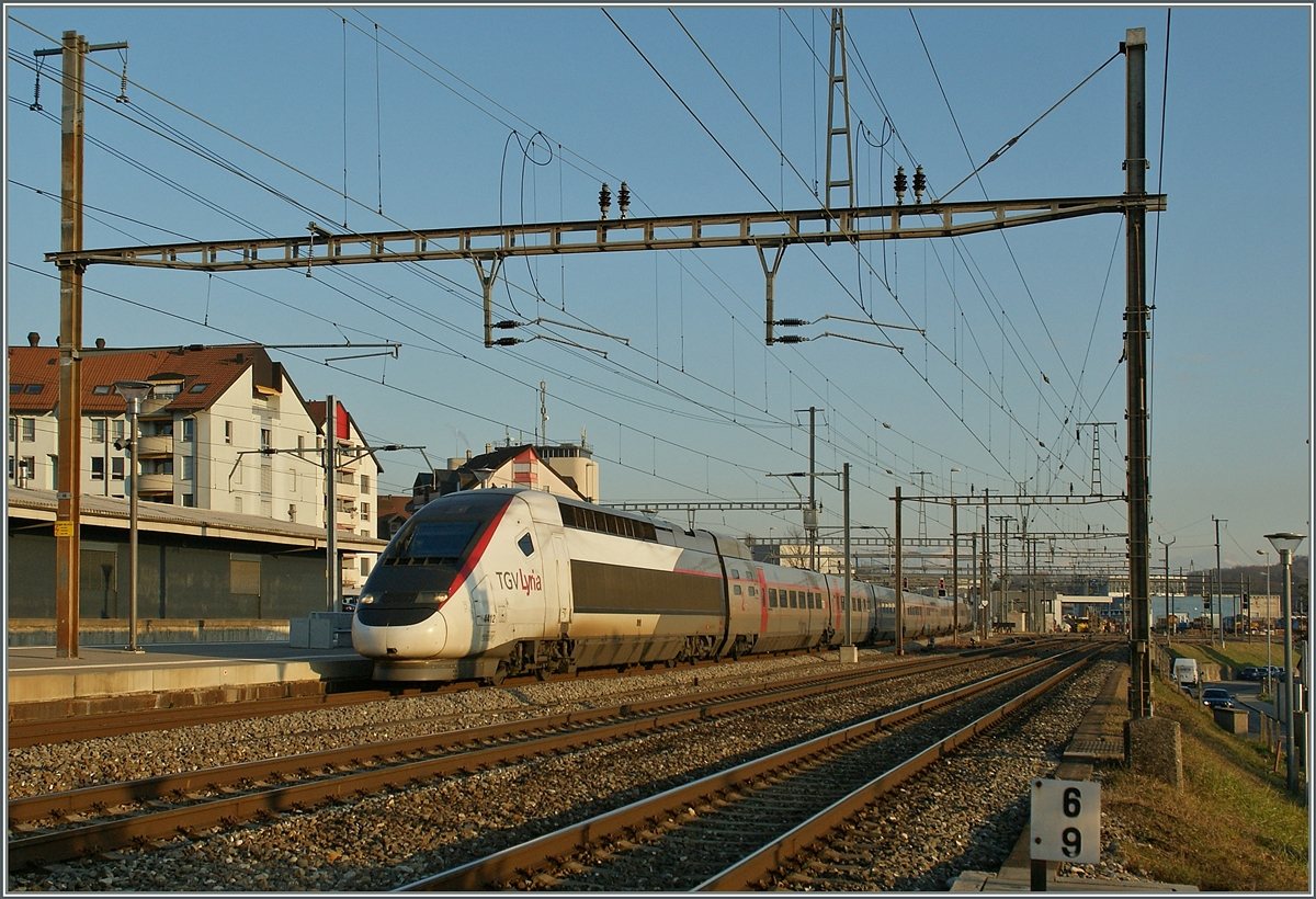 Der TGV Lyria von Lausanne nach Paris hat noch viel Kilometer vor sich , als er ohne Halt durch Bussigny fuhr.
31. Jan. 2014
