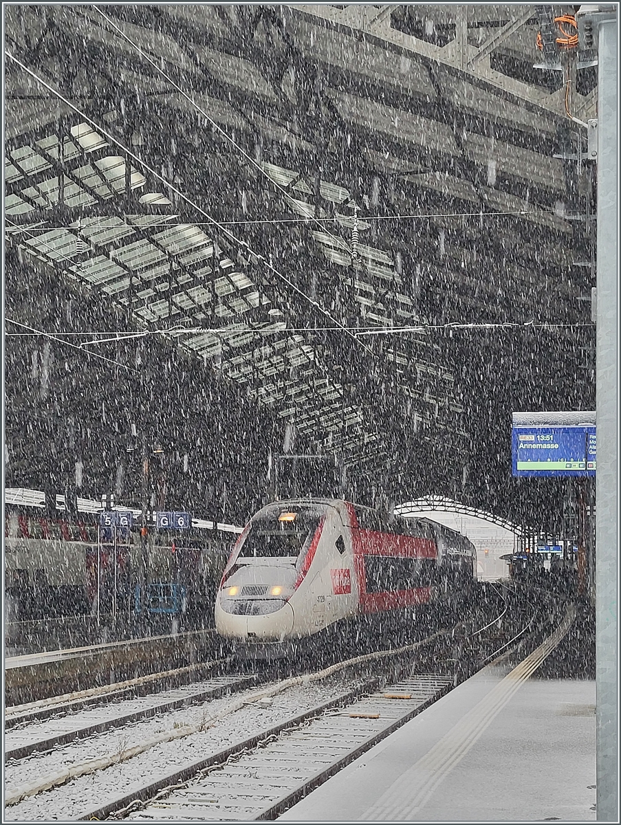 Der TGV Lyria Rame 4729 wartet in Lausanne auf die Abfahrt nach Paris Gare de Lyon.

21. Nov. 2024