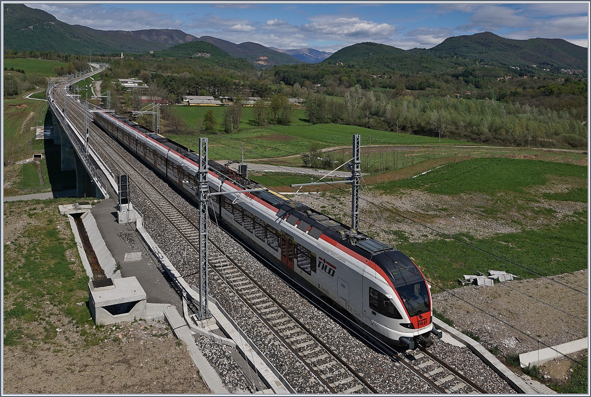 Der TILO RABe 524 104  Airolo  auf seiner Fahrt in Richtung Stabio verlässt die 438 Meter lange Bevera Brücke und wird unmittelbar darauf in den 970 Meter langen Bevera Tunnel einfahren. 

27. April 2019