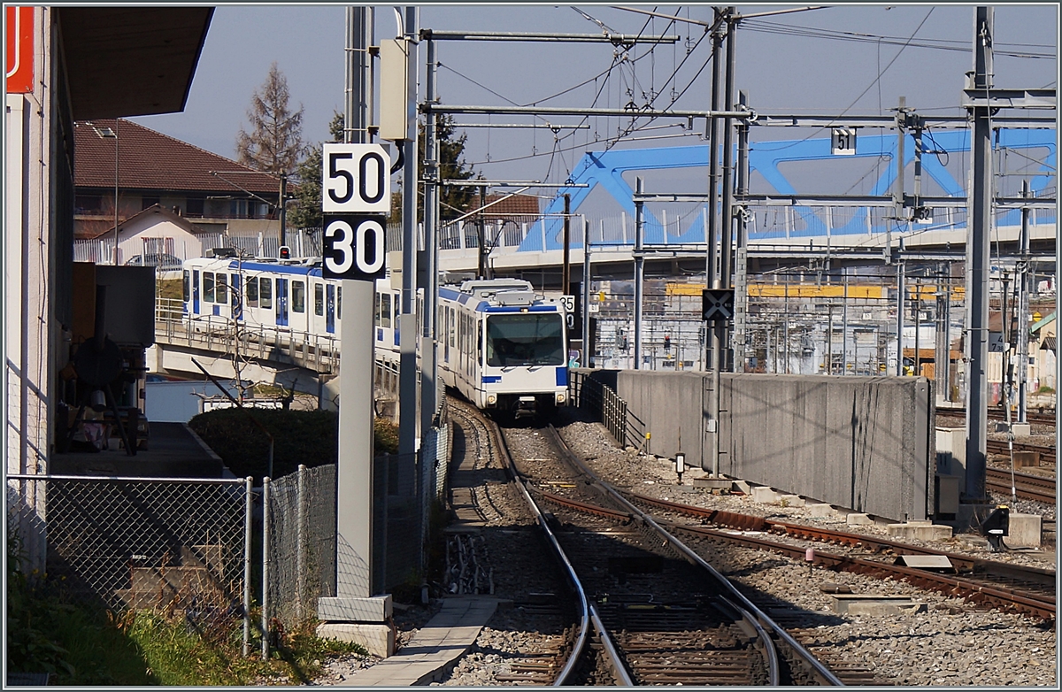 Der TL Be 4/6 218 (Be 558 218-1) und der Bem 4/6 207 (Bem 558 207-7) erreichen als M1 ihr Ziel Renens VD. Beim führenden Be 4/6 218 handelt es sich um einen Nachbau bei welche auf den thermischen Antrieb verzichtet werden konnte. Das Bild entstand vom Bahnsteig aus. 

10. März 2022