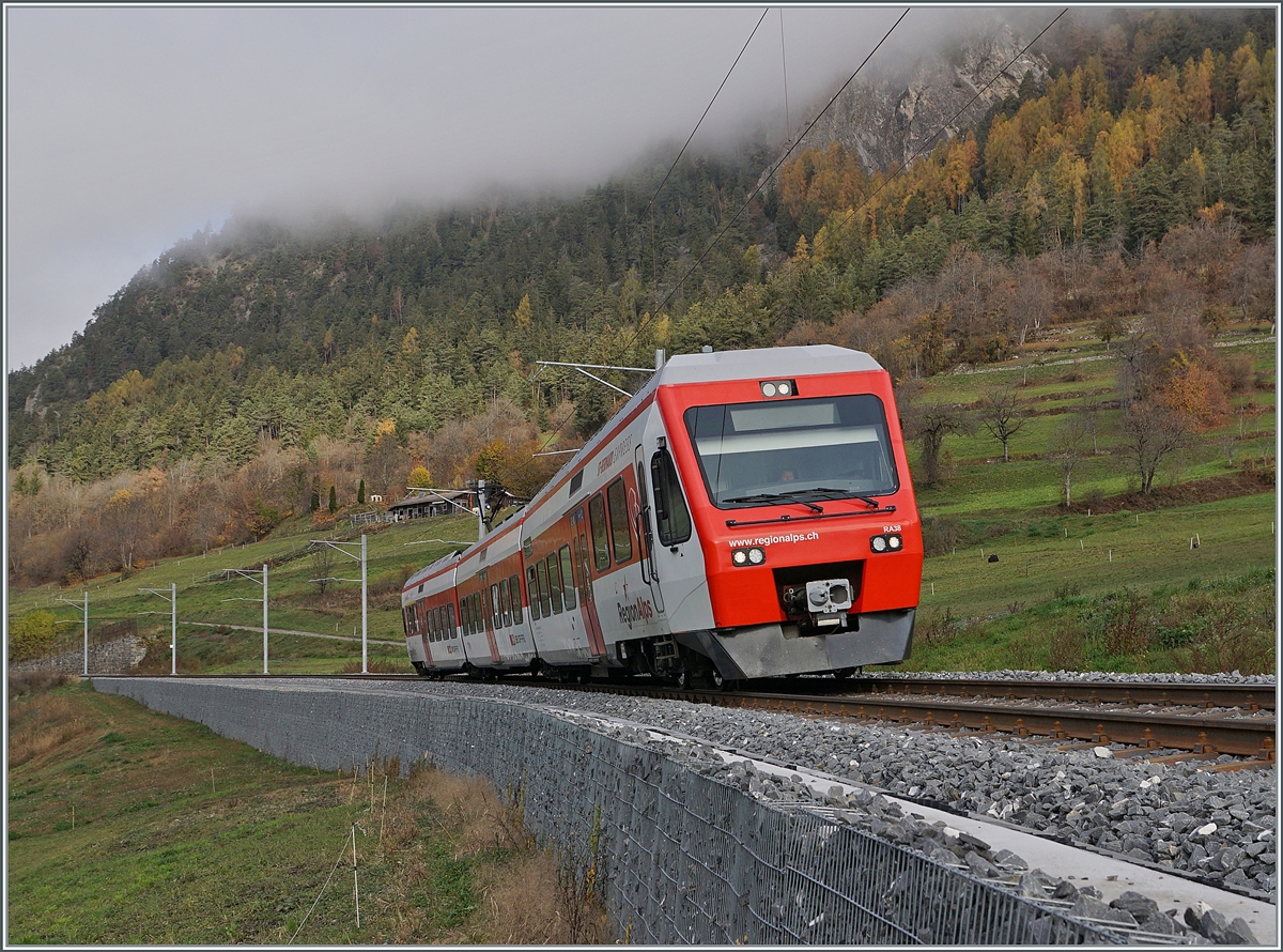 Der TMR Region Alps RABe 525 040  NINA  auf dem Weg von Martigny nach Le Châble erreicht in Kürze sein Ziel. 

6. Nov. 2020