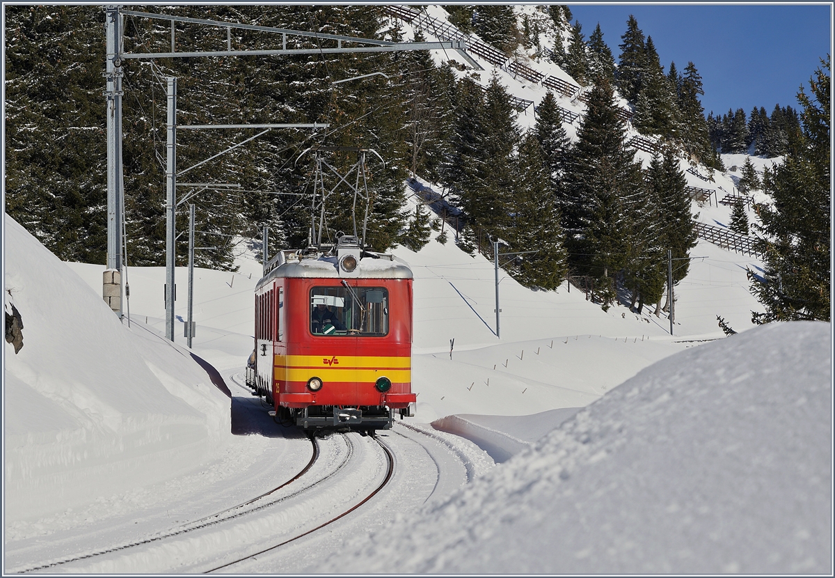 Der TPC BVB BDeh 2/4 25 erreicht die Station Bouquetins, das grüne Licht zeigt an, dass ein weiterer Zug folgen wird.

12. März 2019