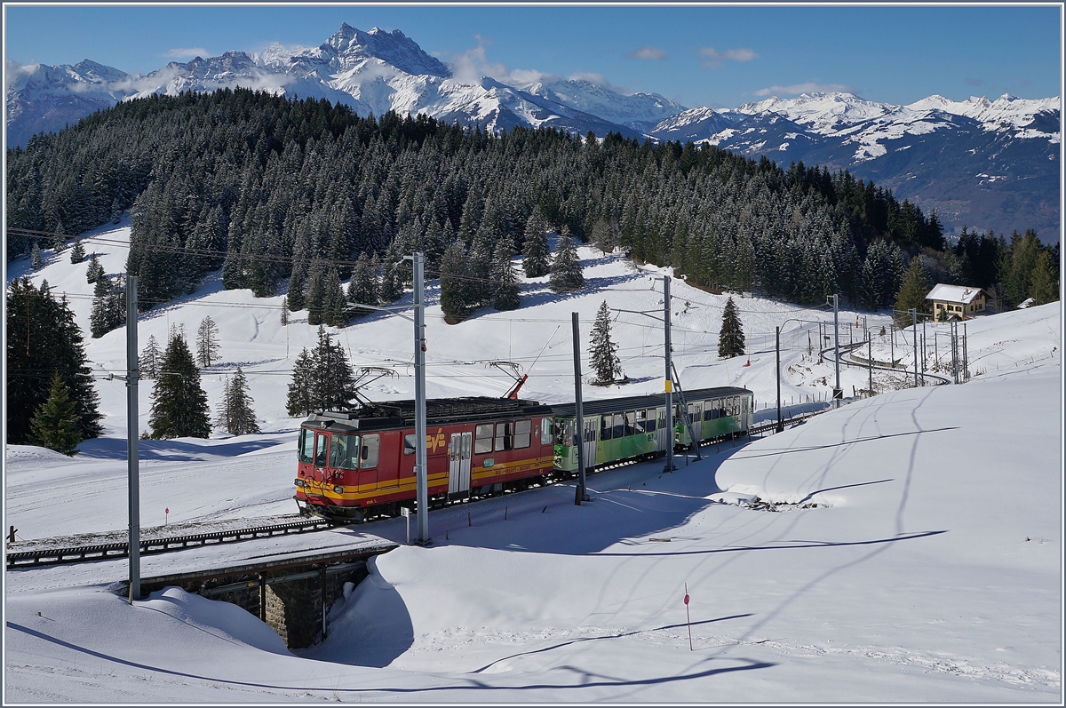 Der TPC BVB BDeh 4/4 82 auf dem Weg zum Col de Bretaye kurz nach der Station Col de Soud vor dem Panorama der Walliser Alpen.

5. März 2019