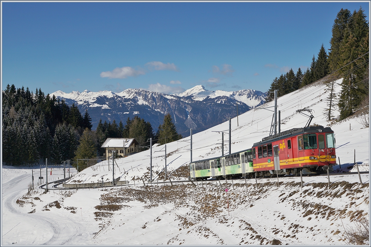 Der TPC BVB BDeh 4/4 82 mit ihrem Zug auf Talfahrt kurz vor der Station Col-du-Soud. 

5. März 2019