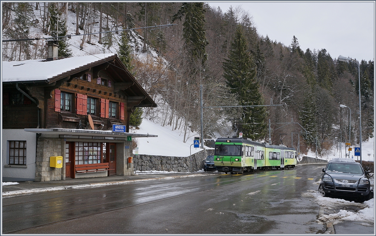 Der TPC BVB BDeh 4/8 93 erreicht als Regionalzug 536 von Bex kommend den Bahnhof Arveyes und fährt dort am Hausbahnsteig ein. 


12. März 2019