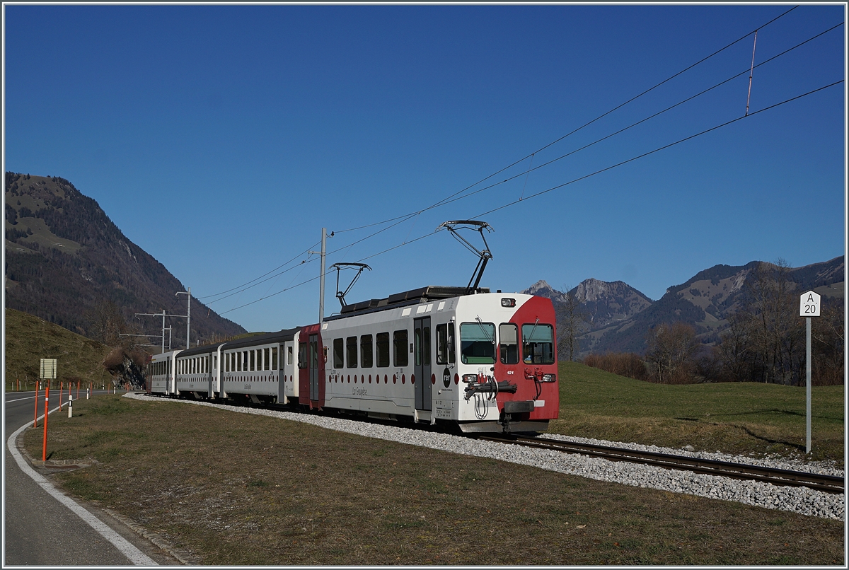 Der TPF Be 4/4 121 mit dem B 207 (ex MOB), B209 (ex MOB) und dem ABt 221 ist unmittelbar bei der Haltestelle von Lessoc als RER 51 14769 vor dem Hintergrund der Freiburger Alpen auf dem Weg nach Bulle. 

26. Nov. 2020