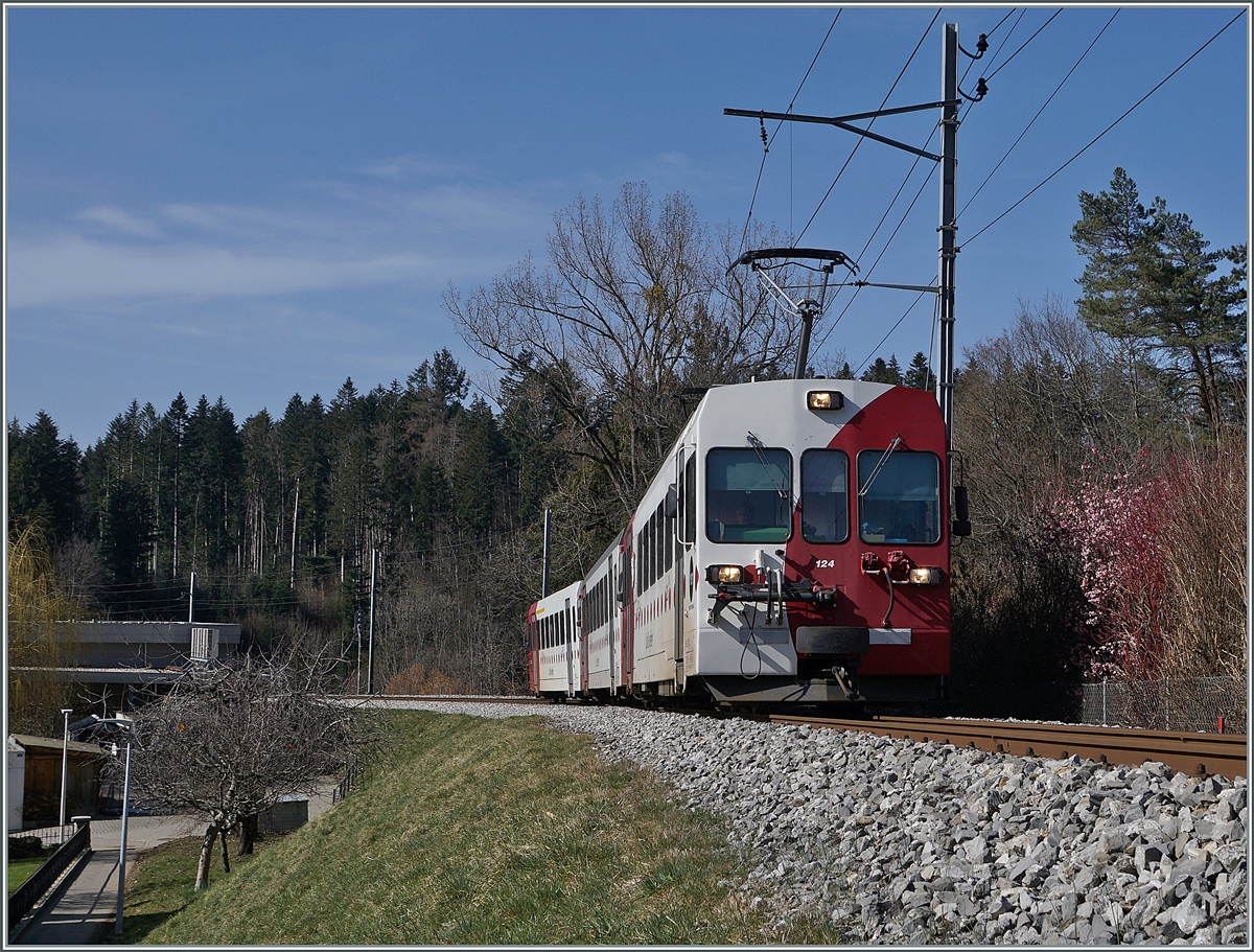 Der TPF Be 4/4 124 mit dem Bt 224 und ABt 223 auf der Fahrt von Bulle nach Broc Fabrique kurz vor der Ankunft im Bahnhof von Broc Village. Nach Ostern wird die Strecke von Meter- auf Normalspur umgebaut.

2. März 2021