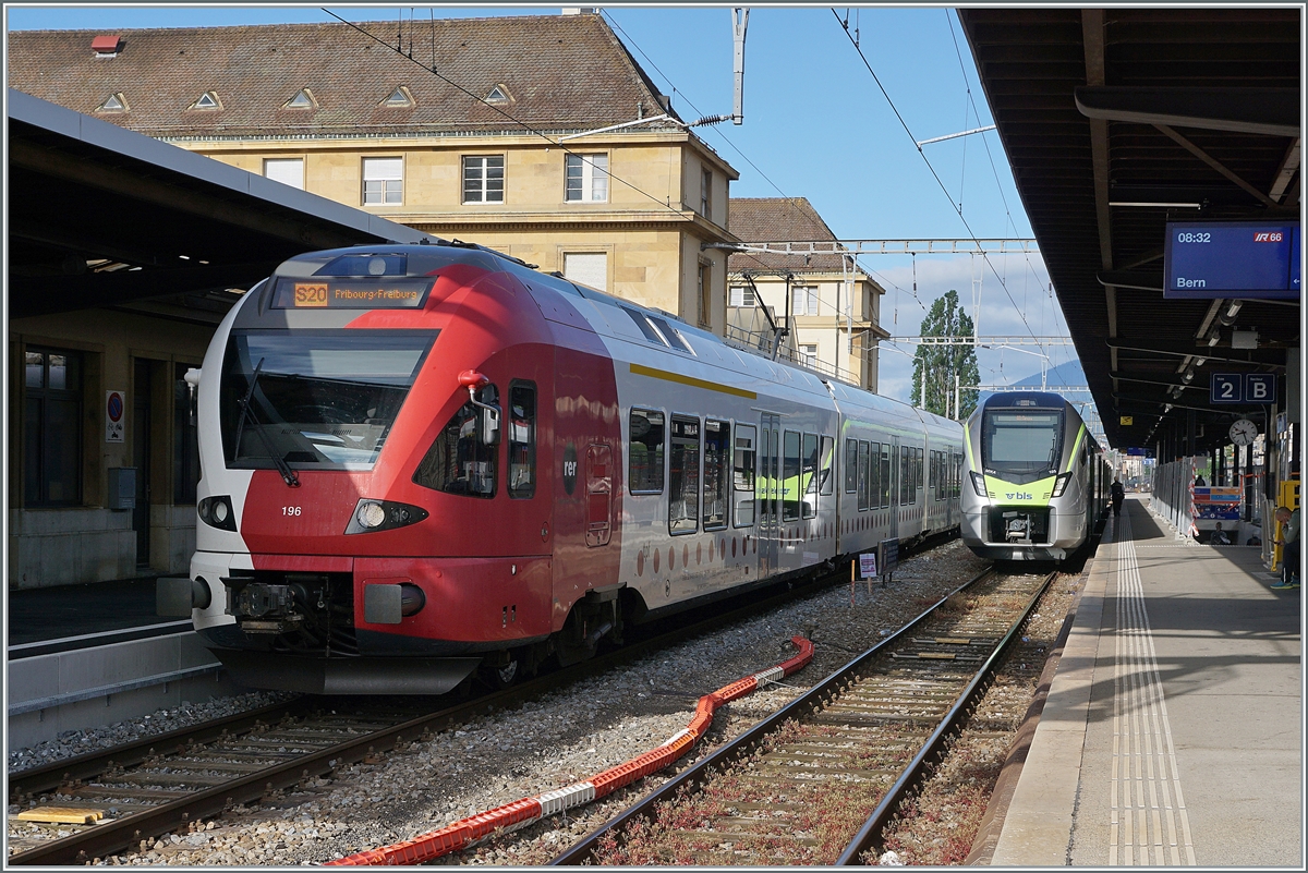 Der TPF Flirt RABe 527 196 wartet in Neuchâtel auf die Abfahrt nach Fribourg, rechts, etwas im Hintergrund, steht der neue BLS FLIRT RABe 528 105  MIKA  als IR 66 nach Bern.

6. Juni 2021