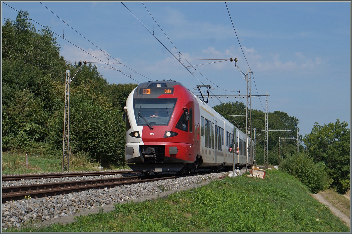 Der TPF RABe 527 195 als 4012 Fribourg - Bulle zwischen Rosé und Neyruz unter den wohl letzten alten Fahrleitnungsmasten zwischen St.Gallen und Genève. 
6.August 2015