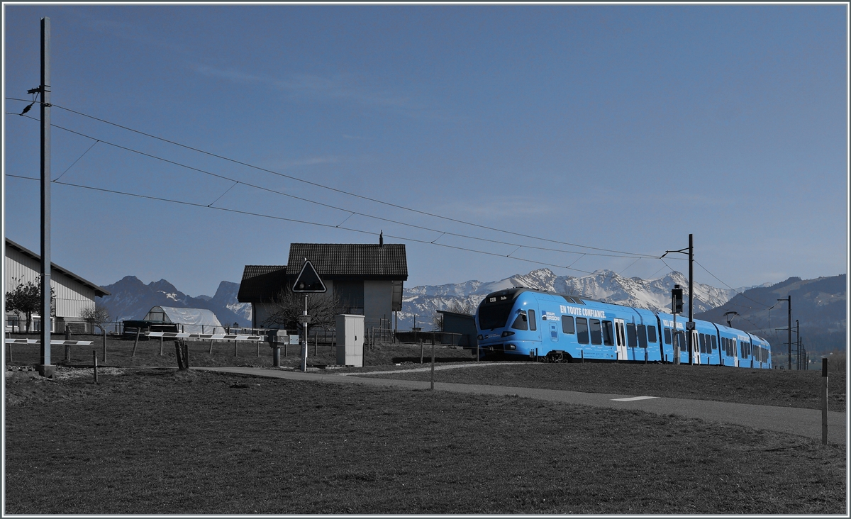 Der TPF RABe 527 198 ist als RE 3822 von Bern nach Bulle zwischen Sâles und Vaulruz unterwegs Das helle Blau des Zuges gefällt mir sehr gut, wobei überraschend festzustellen ist, dass das  Groupe Grisoni -Blau wie man es Land auf Land ab zu sehen bekommt, weitaus dunkler ist.

2. März 2021