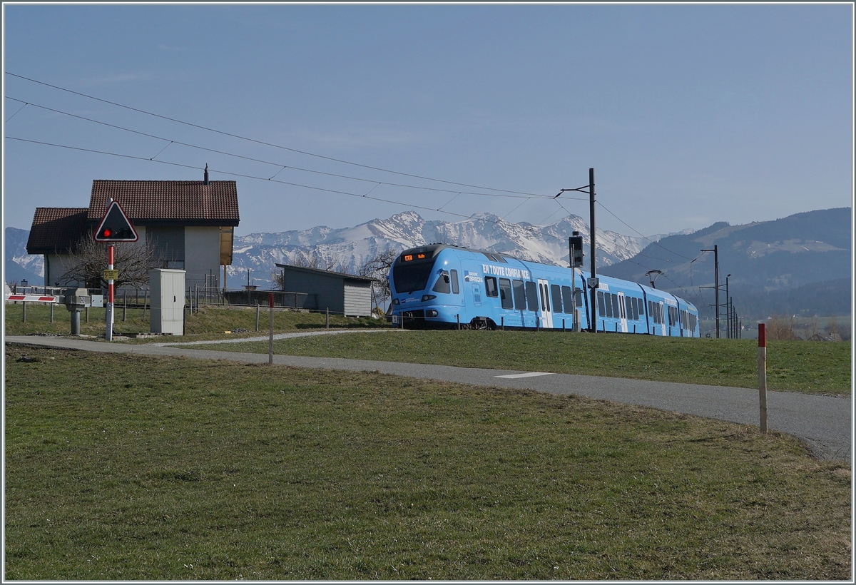 Der TPF RABe 527 198 ist als RE 3822 von Bern nach Bulle zwischen Sâles und Vaulruz unterwegs Das helle Blau des Zuges gefällt mir sehr gut, wobei überraschend festzustellen ist, dass das  Groupe Grisoni -Blau wie man es Land auf Land ab zu sehen bekommt, weitaus dunkler ist. 

2. März 2021