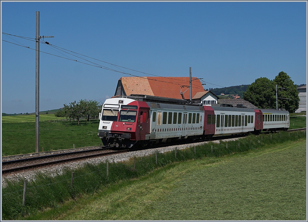 Der TPF RBDe 527 182 mit seinem Pendelzug ist kurz nach Sâles auf der Fahrt nach Bulle. 

19. Mai 2020