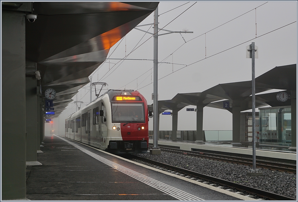 Der TPF SURF Be 2/4 - B - ABe 2/4 104 im damals ganz neuen Bahnhof Châtel-Saint-Denis. 

1. Dez. 2019