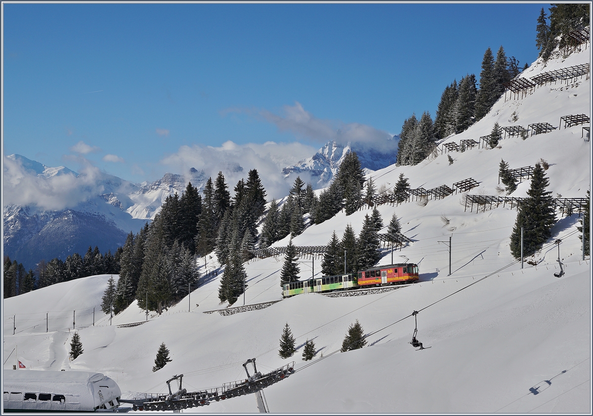 Der TPV BVB BDeh 4/4 82 verlässt mit seinem Zug Col de Bretaye, ein Skigebiet in den Waadläner Alpen, in Richtung Villars sur Ollon.

5. März 2019